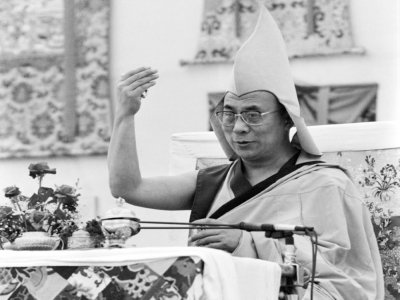Le dalai lama lors d'une cérémonie d'initiation de moines bouddhistes, le 1er août 1985 à Rikon, en Suisse - Eric Feferberg [AFP/Archives]