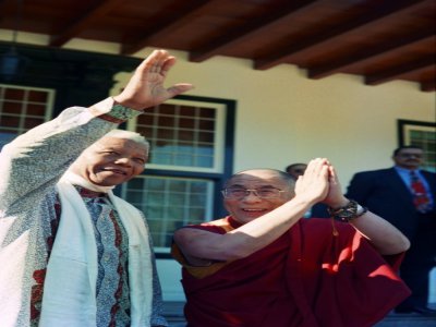 Le Dalaï Lama (d) et le président sud-africain Nelson Mandela au Cap, le 22 août 1996 - Anna ZIEMINSKI [AFP/Archives]