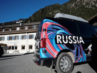 Une camionnette de la Fédération russe de biathlon devant l'hôtel où a eu lieu une descente de police, samedi 22 février à Anterselva - MARCO BERTORELLO [AFP]