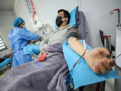 Un médecin ayant récupéré après avoir été infecté par le nouveau coronavirus fait don de plasma sanguin le 18 février 2020, à Wuhan en Chine. - STR [AFP]
