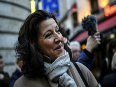 Agnès Buzyn, candidate LREM aux municipales, dans les rues du 5e arrondissement de Paris, le 18 février 2020 - Christophe ARCHAMBAULT [AFP/Archives]