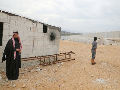 Abou Jaber à côté de l'échelle qu'il a fabriquée pour escalader le mur de le frontière turque, dans un camp de déplacés syriens dans le nord d'Idleb, le 21 février 2020 - AAREF WATAD [AFP]