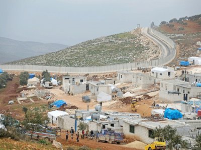 Un camp de déplacés syriens installé au pied du mur de la frontière turque, près du village de Kafr Lusin dans le nord d'Idleb, le 21 février 2020 - AAREF WATAD [AFP]