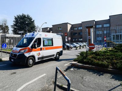 Une ambulance quitte l'hôpital de Codogno, au sud-est de Milan, le 22 février 2020 en Italie - Miguel MEDINA [AFP]