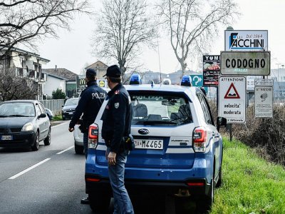 Des policiers stationnés à l'entrée de la ville de Codogno touchée par l'épidémie de Covid-19, le 23 février 2020 en Italie - Miguel MEDINA [AFP]