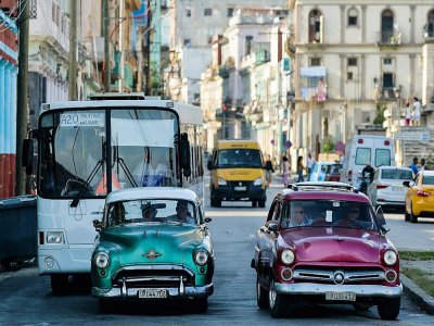 Des vieilles voitures américaines qui servent de taxis, le 12 décembre 2019 dans une rue de La Havane, à Cuba - YAMIL LAGE [AFP/Archives]