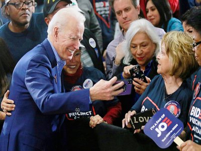 Joe Biden prend un selfie après un discours à Las Vegas, dans le Nevada, le 22 février 2020 - Ronda Churchill [AFP]