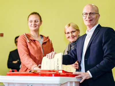 Le maire de Hambourg, Peter Tschentscher, candidast pour le parti social-démocrate (SPD) vote aux côtés de sa femme Eva Maria (2e d), le 23 février 2020 en Allemagne - Axel Heimken [DPA/AFP/Archives]