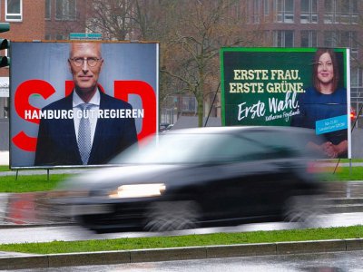 Affiches des candidats du SPD et des Verts aux élections locales de Hambourg le 23 février 2020 - Patrik Stollarz [AFP]