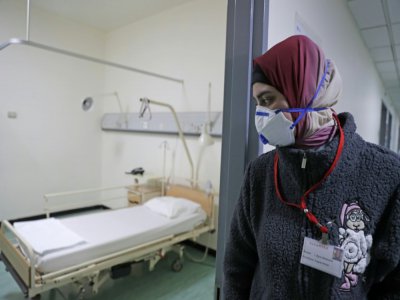Une employée de l'hôpital Rafik Hariri de Beyrouth, où est hospitalisé le premier cas  de pneumonie virale Covid-19 au Liban, photographiée le 23 février 2020 - ANWAR AMRO [AFP]