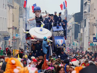 Des milliers de spectateurs pour la grande cavalcade de Granville (Manche) - Thierry Valoi