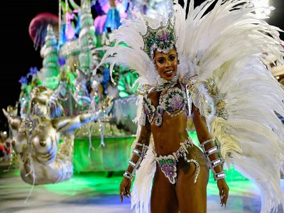 Une danseuse de l'école de samba Paraiso do Tuiuti samba lors de la première nuit du carnaval de Rio le 23 février 2020. - MAURO PIMENTEL [AFP]