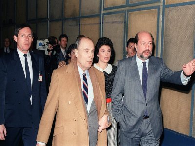 Hervé Bourges (d) président de TF1, François Mitterrand (g) et la journaliste Anne Sinclair (c) avant une émission télévisée le 29 mars 1987 dans les couloirs de TF1 à Paris - PHILIPPE BOUCHON [AFP/Archives]
