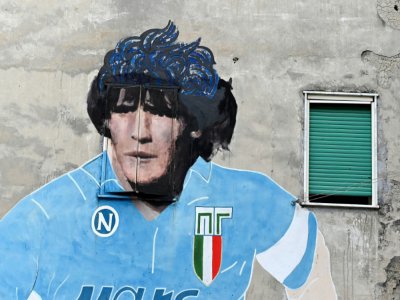 Portrait de l'idole Diego Maradona sur un mur, dans les Quartieri Spagnoli, à Naples, le 20 novembe 2019 - Alberto PIZZOLI [AFP]