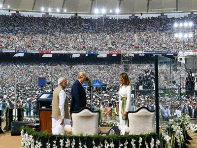 Le couple présidentiel américain et le Premier ministre indien Narendra Modi participent à un meeting de bienvenue à  Motera, banlieue de Ahmedabad, le 24 février 2020 - Mandel NGAN [AFP]