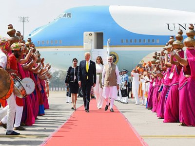 Photo fournie par le ministère des Affaires étrangères indien du président américain Donald Trump, de sa femme Melania et du Premier ministre Narendra Modi, pendant une revue des troupes à l'aéroport international de Ahmedabad, le 24 février 2020 - - [Indian Ministry of External Affairs (MEA)/AFP]