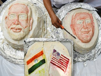 Iniyan donne la dernière touche aux gateaux de riz décorés avec les portraits du président Trump et du Premier ministre Narendra Modi, à Madras le 24 février 2020 - Arun SANKAR [AFP]