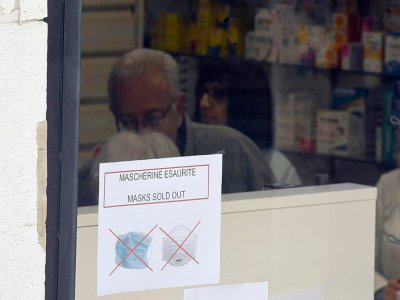 Une pancarte indique que cette pharmacie de Venise est à cours de masques de protection, le 24 février 2020. - ANDREA PATTARO [AFP]