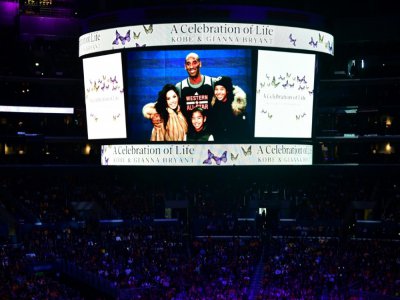 Un écran géant montrant une photo de Kobe Bryant et de sa famille lors de l'hommage au Staples Center de Los Angeles, le 24 février 2020 - Frederic J. BROWN [AFP]