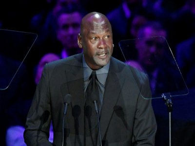 Michael Jordan n'a pu s'empêcher de verser quelques larmes en rendant hommage à Kobe Bryant et à sa fille, tragiquement décédés le 26 janvier, le 24 février au Staples Center de Los Angeles - KEVORK DJANSEZIAN [GETTY IMAGES/AFP]