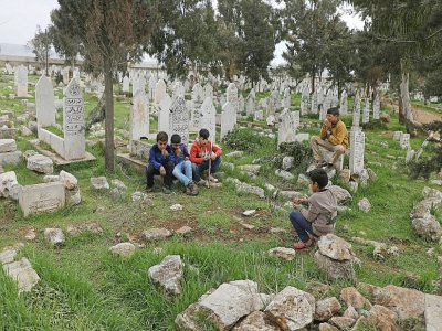 Des déplacés syriens dans un cimetière où ils ont trouvé refuge dans la province d'Idleb, le 23 février 2020 - AAREF WATAD [AFP]