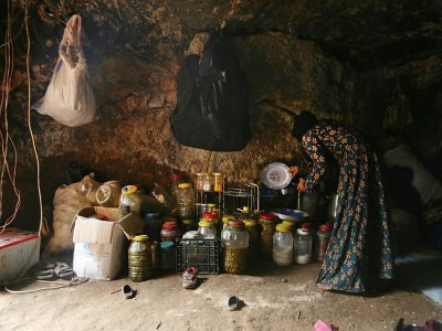 Une déplacée syrienne s'affaire autour de bocaux dans un abri où elle a trouvé refuge dans la province d'Idleb, le 23 février 2020 - Aref TAMMAWI [AFP]