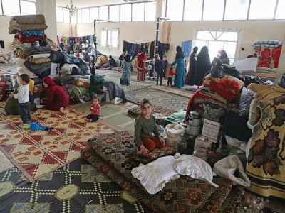 Des déplacés syriens dans le hall funéraire dans lequel ils ont trouvé refuge dans la province d'Idleb, le 23 février 2020 - AAREF WATAD [AFP]