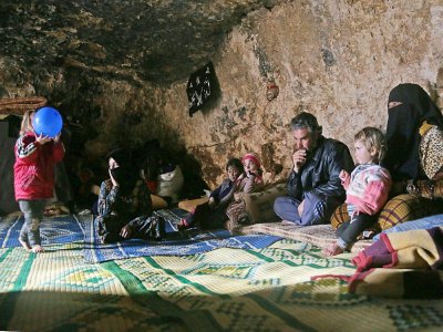 Des déplacés syriens dans un abri souterrain où ils ont trouvé refuge dans la province d'Idleb, le 23 février 2020 - Aref TAMMAWI [AFP]