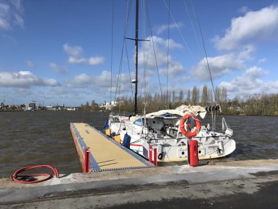 Les trois nouveaux pontons sont installés perpendiculairement au quai du port de Caen. - Ports de Normandie