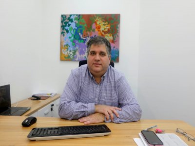 L'Israélien Yair Hass dans son bureau à Jérusalem le 9 février 2020. Il est le directeur de Hillel, une association qui aide les juifs orthodoxes  désirant quitter le monde religieux, Israël compterait des dizaines de milliers de ces "anoussim". - MENAHEM KAHANA [AFP]
