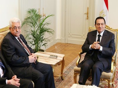 Le président égyptien Hosni Moubarak (d) et le président palestinien Mahmoud Abbas en septembre 2010 au Caire - KHALED DESOUKI [AFP]
