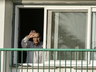 L'ancien président égyptien Hosni Moubarak salue ses partisans depuis la fenêtre de sa chambre à l'hôpital militaire Maadi, le 6 octobre 2016 au Caire, à l'occasion du 43e anniversaire la guerre d'octobre 1973 - KHALED DESOUKI [AFP/Archives]