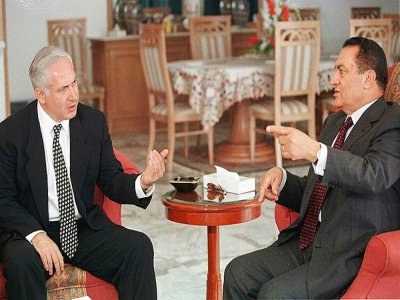 Le président égyptien Hosni Moubarak (d) et le Premier ministre israélien Benjamin Netanyahu en mai 1997 à Charm el-Cheikh - AMR NABIL [AFP/Archives]