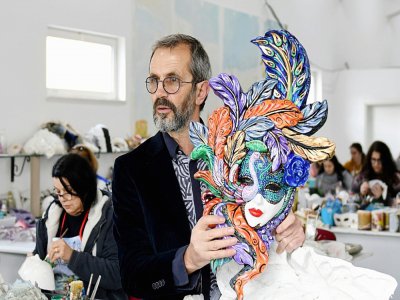 Edmond Angoni, le patron de l'atelier Venice Art Mask à Shkodër en Albanie, lors d'un entretien avec l'AFP le 20 février 2020 - Gent SHKULLAKU [AFP]