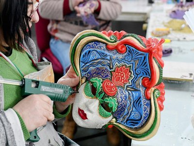 Travail sur un masque de carnaval dans l'atelier albanais Venice Art Mask à Shkodër, le 20 février 2020 - Gent SHKULLAKU [AFP]