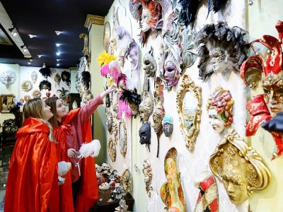 Des visiteurs admirent les masques de carnaval dans le salon de l'atelier Venice Art Mask à Shkodër en Albanie, le 20 février 2020 - Gent SHKULLAKU [AFP]