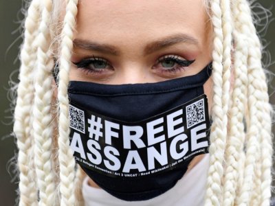 Nina est venue d'Amsterdam pour protester, le 24 février 2020 à Woolwich e, Angleterre, en faveur de la libération du fondateur de Wikileaks Julian Assange. - DANIEL LEAL-OLIVAS [AFP]