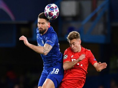 L'attaquant français de Chelsea Olivier Giroud au duel avec le milieu du Bayern Munich Joshua Kimmich à Stamford Bridge, le 25 février 2020 - Ben STANSALL [AFP]