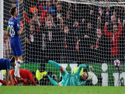 Serge Gnabry, au sol, ouvre le score pour le Bayern Munich contre Chelsea à Stamford Bridge, le 25 février 2020 - Ben STANSALL [AFP]