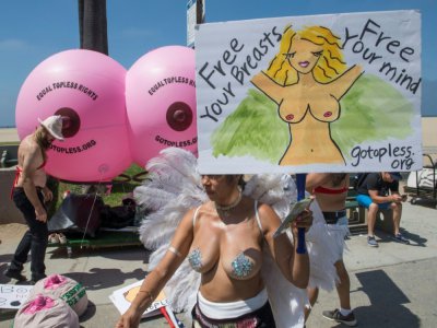 Des manifestants défilent à Venice Beach, près de Los Angeles, en août 2019, pour demander l'égalité des droits pour les femmes aux Etats-Unis - Mark RALSTON [AFP/Archives]