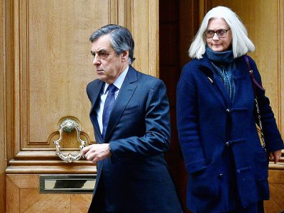 L'ancien Premier ministre François Fillon et son épouse Penelope, le 24 février 2020 à Paris - Martin BUREAU [AFP/Archives]