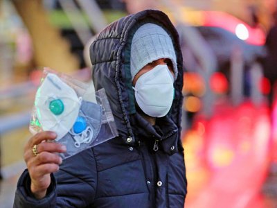 Un vendeur des rues propose des masques à Téhéran, le 20 février 2020 - ATTA KENARE [AFP/Archives]