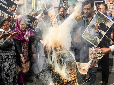 Des militants du Parti du Congrès (opposition) brûlent un mannequin à l'effigie du Premier ministre indien Narendra Modi, à New Delhi le 26 février 2020 - NARINDER NANU [AFP]