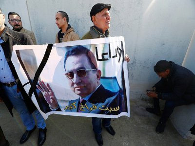 Des partisans de Hosni Moubarak, ex-président égyptien, devant la mosquée al-Mouchir Tantaoui, dans l'est du Caire, le 26 février 2020 - Khaled DESOUKI [AFP]