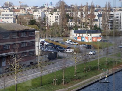 La nouvelle école d'ingénieurs sortira de terre au niveau du parking ci-contre, au bout de l'avenue Victor-Hugo, proche du Canal de Caen-la-Mer.