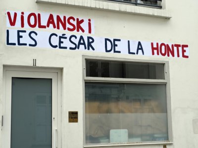 Collages de militantes féministes pour s'indigner des nominations du film de Roman Polanski aux César, le 26 février 2020 à Paris - BERTRAND GUAY [AFP]
