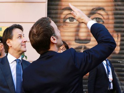 Le président français Emmanuel Macron (D) et le Premier ministre italien Giuseppe Conte (G) le 27 février 2020 dans les rues de Naples - Ludovic Marin [AFP]