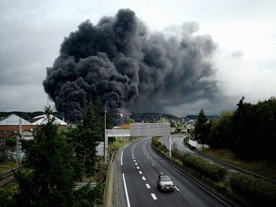 La fumée dégagée par l'incendie de l'usine Lubrizol à Rouen le 26 septembre 2019 - Philippe LOPEZ [AFP/Archives]