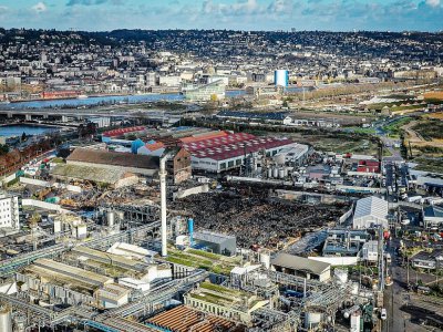 Vue aérienne de la zone industrielle de Rouen le 9 décembre 2019, avec au centre les dommages liés à l'incendie de l'usine Lubrizol - Lou BENOIST [AFP/Archives]