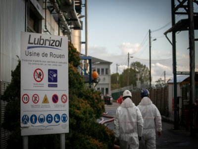Des agents de sécurité et de nettoyage devant l'usine de Lubrizol au Petit-Quevilly près de Rouen, le 27 septembre 2019 - LOU BENOIST [AFP/Archives]